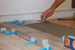 Poseur de parquet dans un appartement  