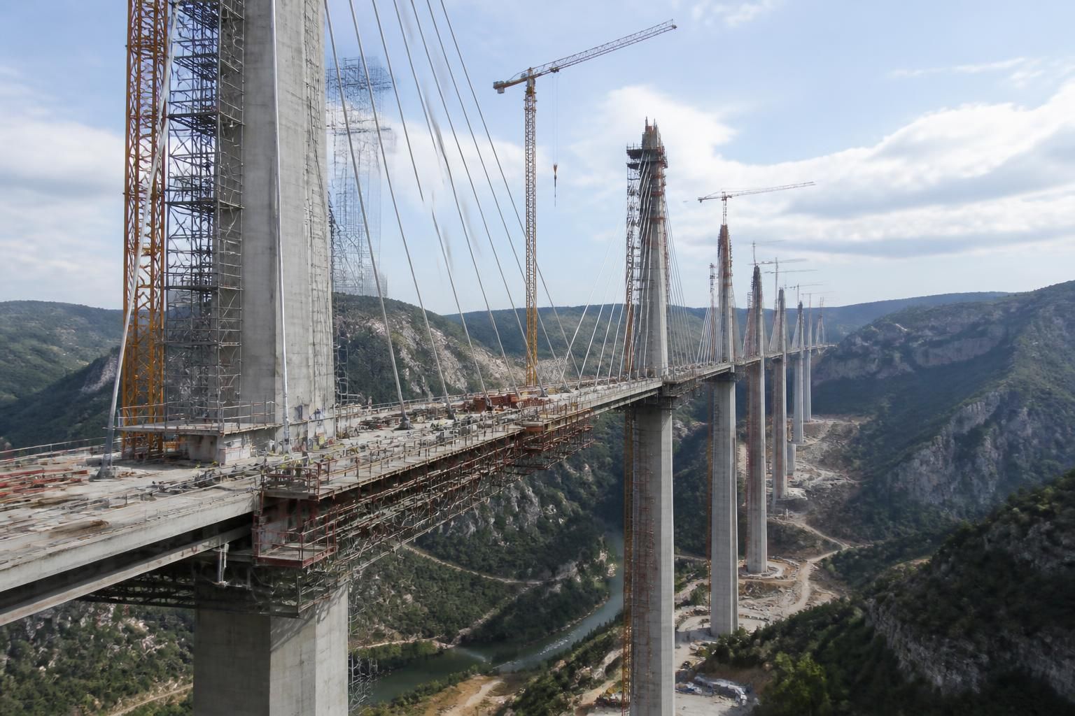 découvrez le viaduc de millau en construction, un exploit d’ingénierie remarquable qui a marqué l’histoire avec son design innovant et sa réalisation spectaculaire.