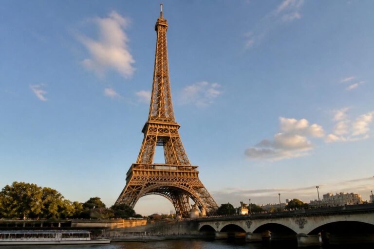 découvrez la date de construction de la tour eiffel et explorez son histoire fascinante, de sa conception à son rôle emblématique à paris.